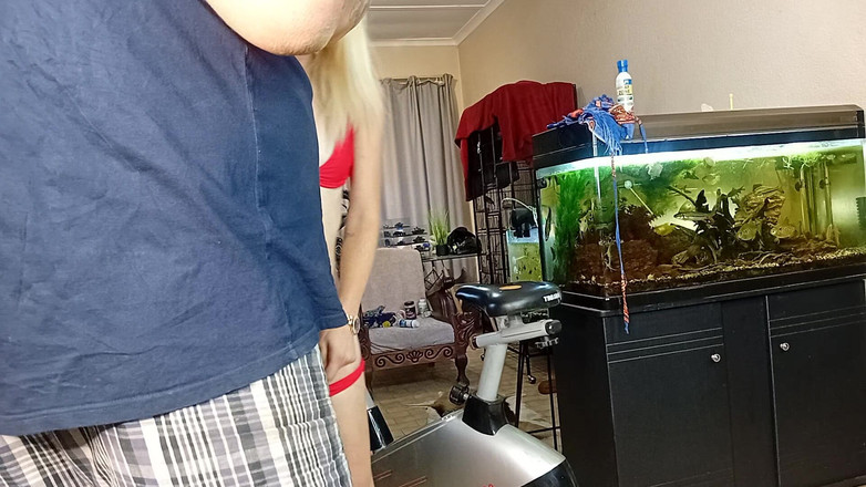 18blondteen: Sexy blondýnka na rotopedu jezdí na robertku, dokud nestříká