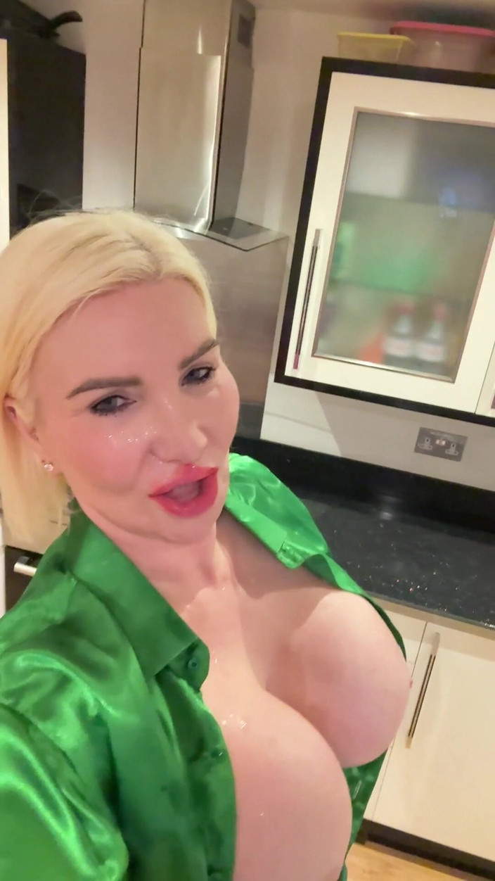 Sophie James: Bullseye Facial Splattered Ring My Bell!