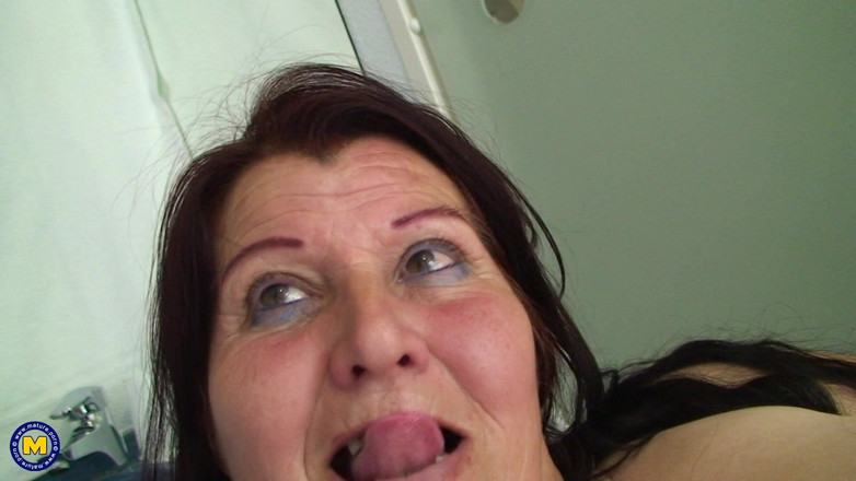 Mature NL: 큰 젖탱이와 보짓물 가득한 보지를 보여주는 것을 좋아하는 Maria