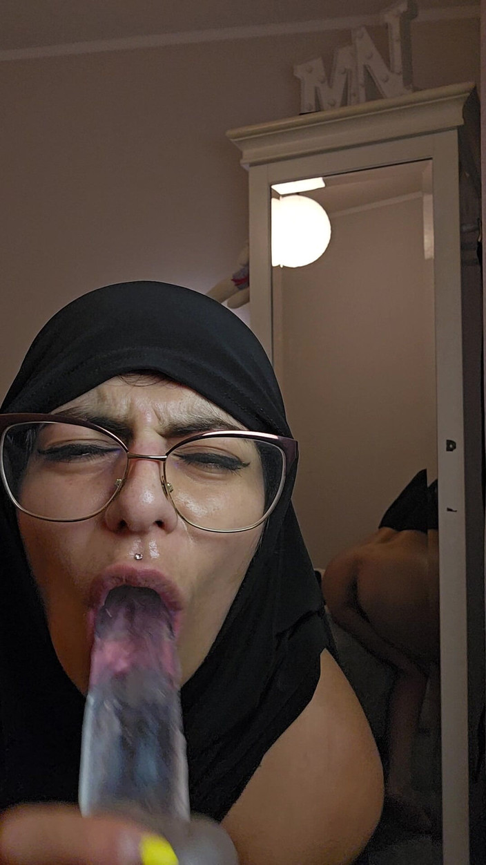 MiaNIqab: Chupando meu vibrador enquanto eu digo coisas safadas mia niqab
