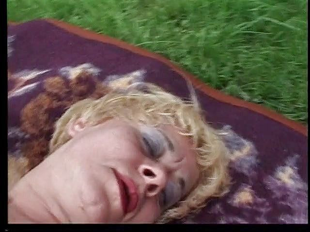 Solo Sensations: 性感的老金发宝贝在户外自慰