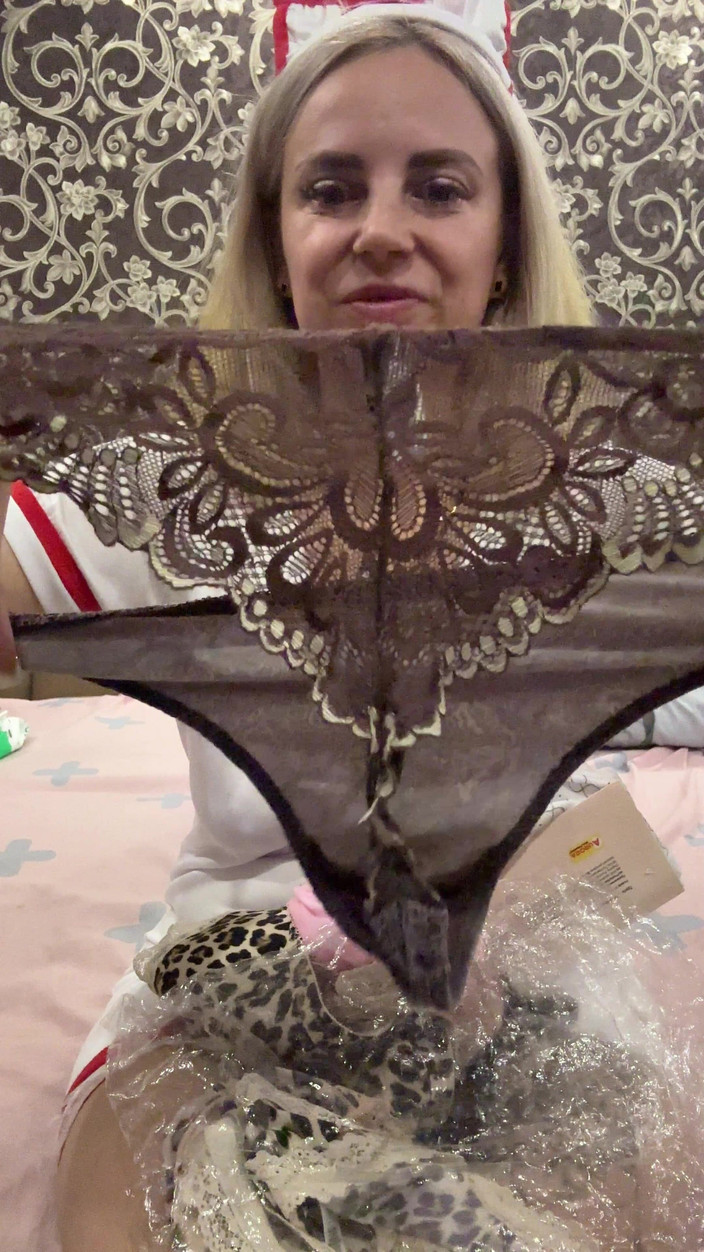 LarisaCum: 내 속옷을 보여줘!