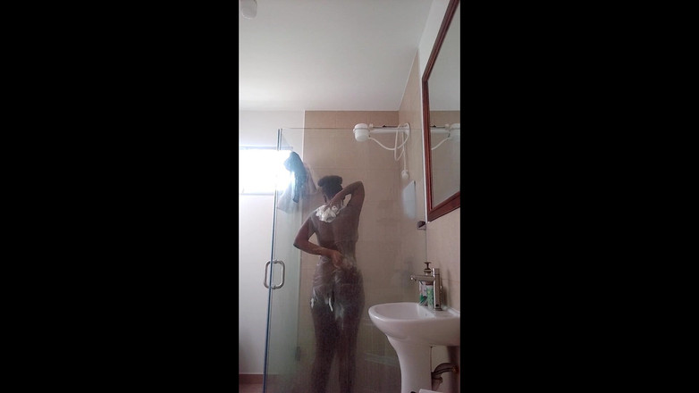 Mastermeat1: Rčení je neupustit mýdlo, ale ebenová bohyně ve sprše Fucking...