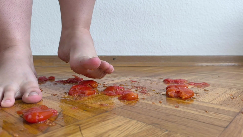 Your QueenXoXo: Huge Legs Vs. Cherry Tomatoes