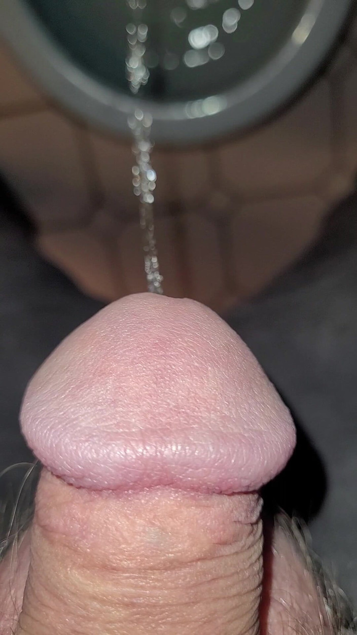 On Cloud 999: Teenka chčije na záchodě