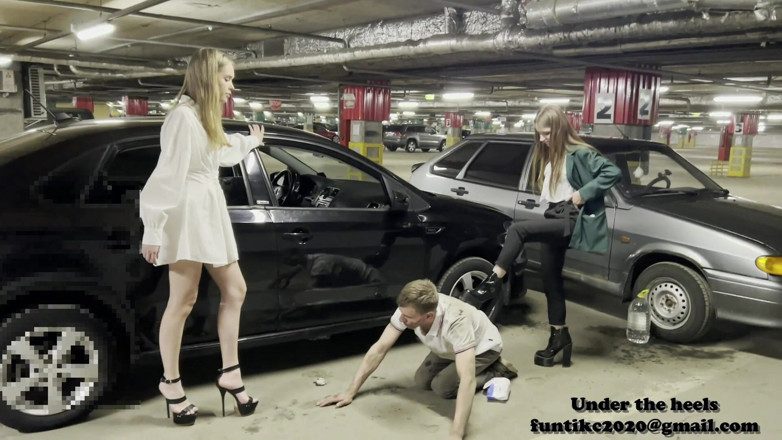 Heel 15 cm: Gadis-gadis di tempat letak kereta