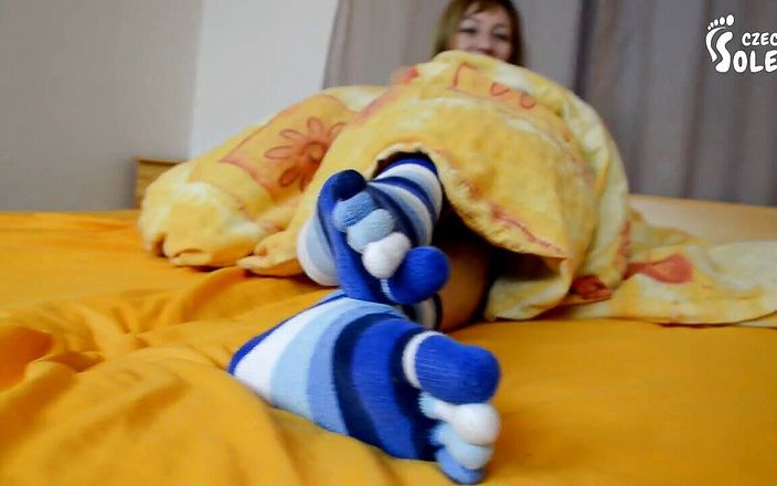 Czech Soles - foot fetish content: बिस्तर में टो मोज़े छेड़ना