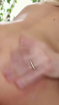 Eleganckie duże cycki blond milf potrzebują twardej i szybkiej penetracji w jej mokrej cipce