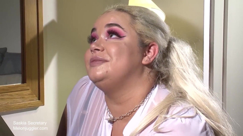 Melon Juggler: BBW secretary Saskia fucked over desk