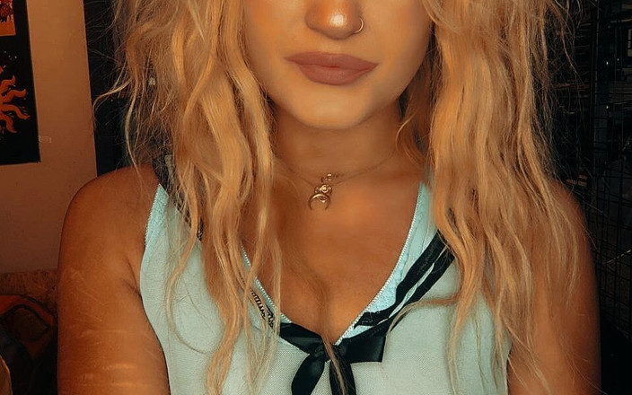 Moondrugz: Blonďatá děvka tančí