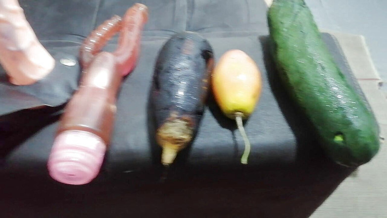 Andrea Velez: Andrea si hraje s ovocem a svým robertkem.