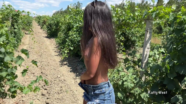 Katty West: Chytil chuligánku v křoví a ošukal ji do zadku