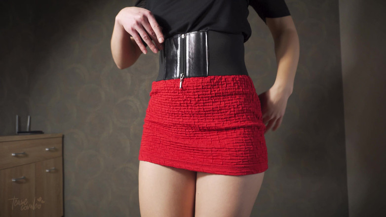 Teasecombo 4K: Під спідницею танцюють у обтягуючій короткій сукні