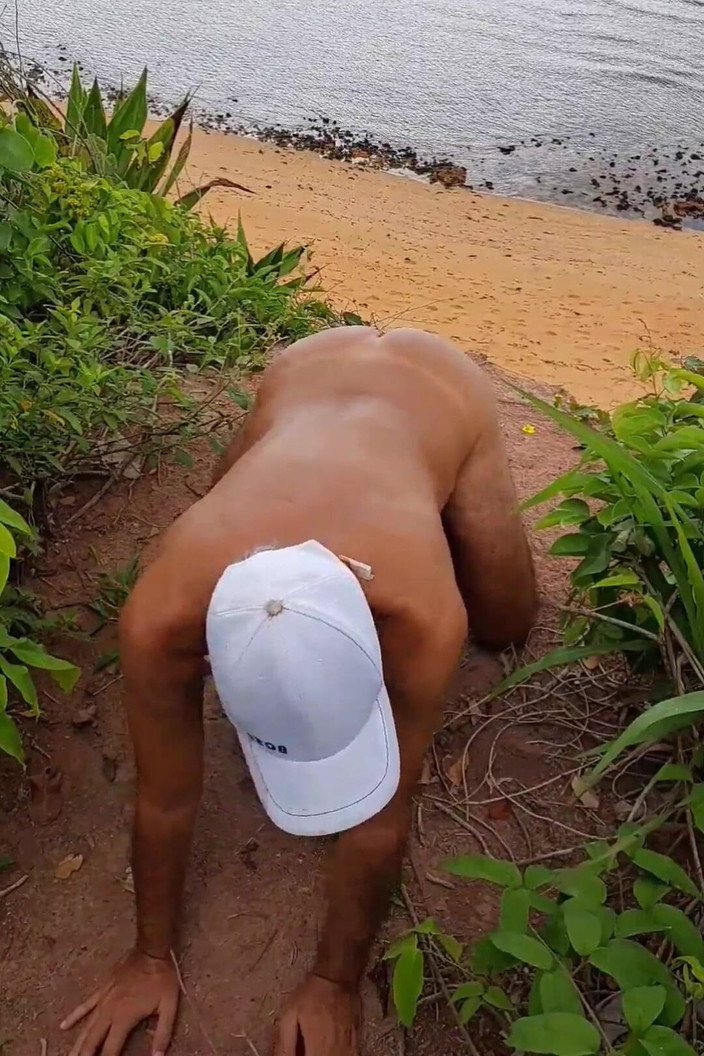 Ladysilvas: Ladysilva plajda bronzlaşmış götünü gösteriyor