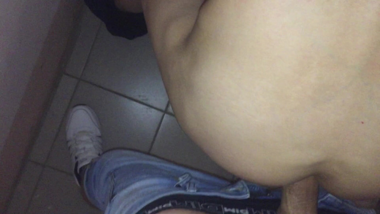 ArchiRusik: Aku lagi asik cewek nakal ini sampai dicrot di dalam!