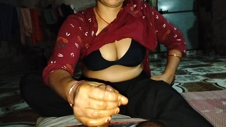 Renu badi gand wali: Eine desi-ehefrau massiert das mitglied ihres ehemanns mit Öl mit ihren...