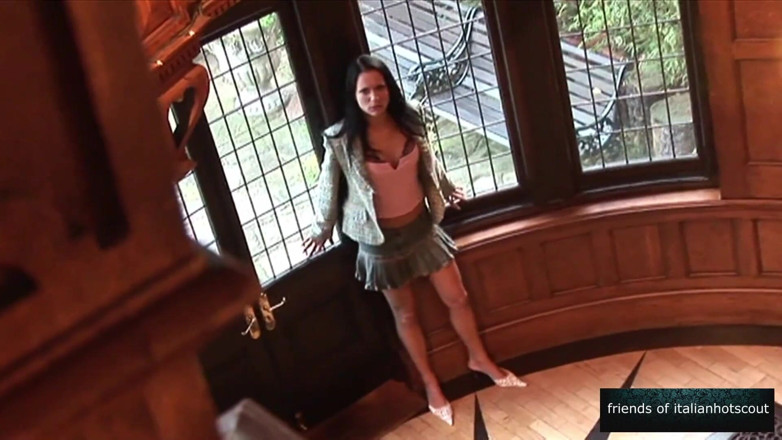 Italian hot scout and friends: Hermosa morena cachonda milf obtiene su culo y coño rotos...