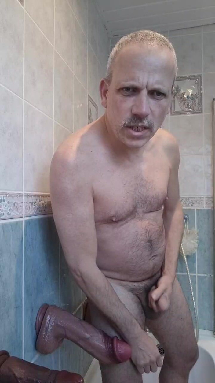 Gordon Uncut: 公共摄像头暴露狂在直播中用三根大假阳具自慰