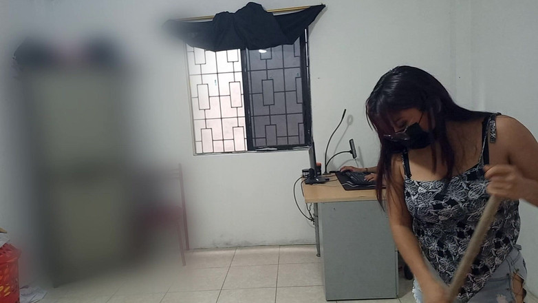 NEGRITA SEXY: Adik tiri saya membersihkan bilik saya dan kemudian pergi dan...