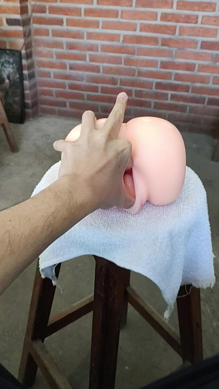 Alex Sixel: Fisting tangan dan fingering memekku pakai lidah dan aku masukin...