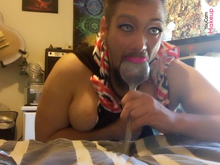 King Of Crossdress: 吮吸大屁股张开的嘴巴