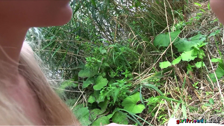Girlfriends XXX: 女朋友xxx - 娇小的keira和michelle在户外湿了一次无毛的舔阴和偷偷偷摸摸的女同逃跑