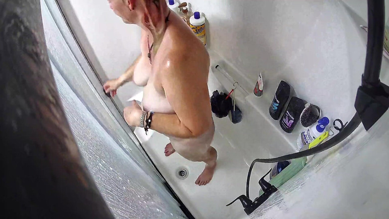 KittieNoOne: Přistižen při rychlé sprše