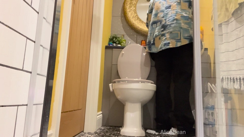 Alice Bean: Nhìn trộm trong nhà vệ sinh bnb không khí
