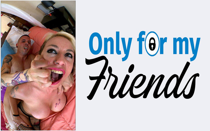 Only for my Friends: 最後に彼女はファックすることができ、巨乳と剃毛猫を持つふしだらな女は彼女の猫に硬いコックを保持しながら楽しんでいます