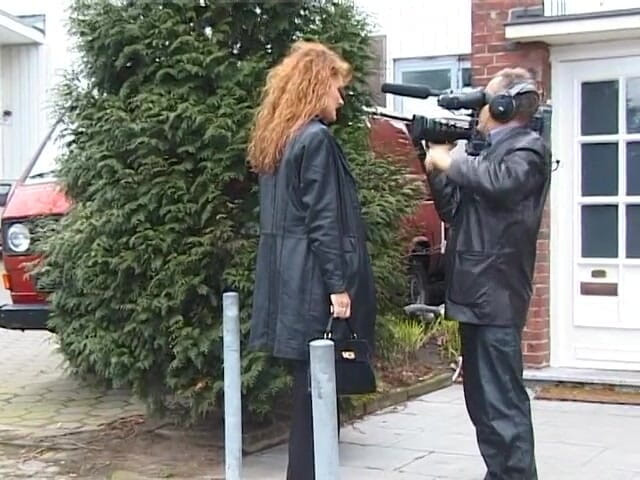 Lucky Cooch: Morena con clase entrevistada en la calle en un video...