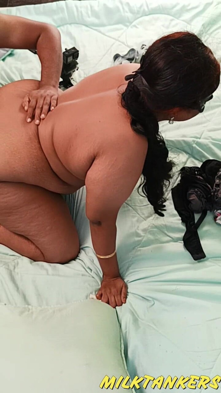 Milktankers: उंगली से चुदाई