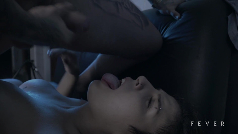 Fever Films: Azgın kız işten sonra erkek arkadaşının yarağına biniyor