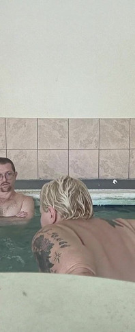 BBW księżniczka ssie jego kutasa pod wodą ze swoim niegrzecznym ojczymem