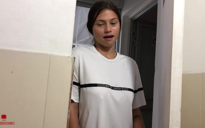 Stefanysex: Napalona przyrodnia siostra odkrywa, że masturbuję się w łazience i pomaga mi...
