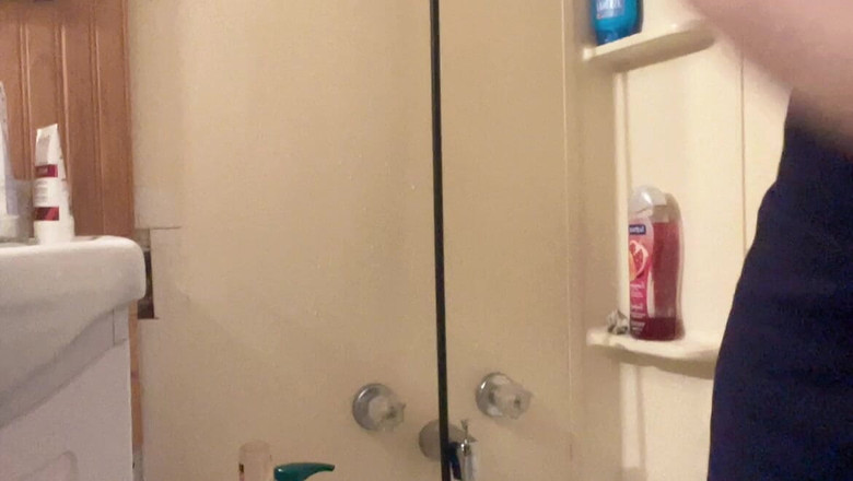 sweethanajapanese: Hana si lava i capelli nella vasca da bagno tette...