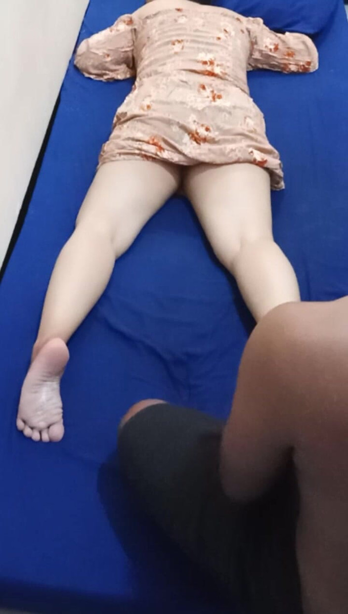 Angelina Pop: Masaj yaparken komşus un kızıyla sikişiyor