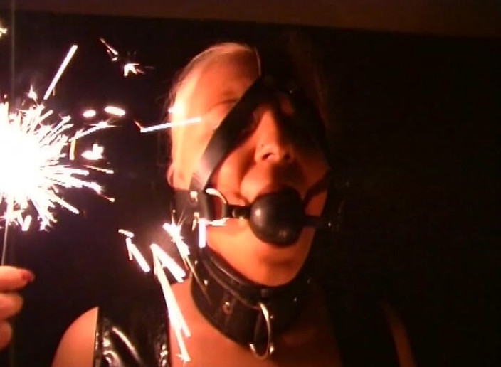 Male Dom - Spanking - BDSM: अंटे भरी सुनहरे बालों वाली आतिशबाजी की गर्मी से प्यार करती है