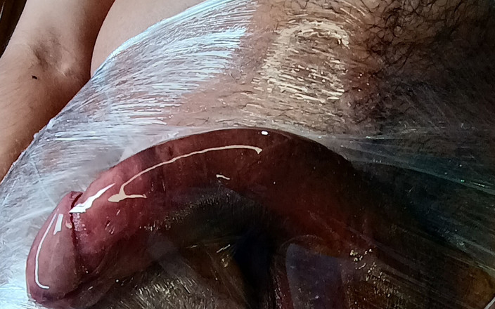 Tommhot: Gewikkeld in stretch pikkont en grote ballen bedekt met stretch