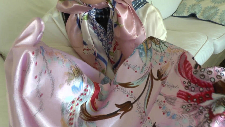 Lady Victoria Valente: 새틴 스카프 애호가와 반짝이는 새틴 스카프에 사정, 레이디 빅토리아 발렌테