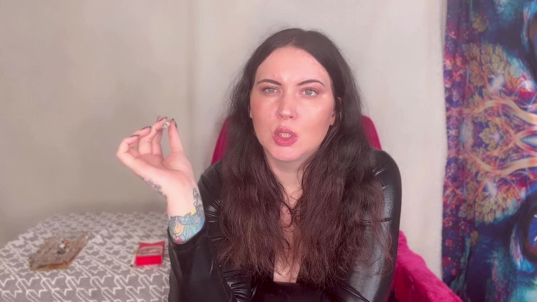 MissFFW: La signorina ffw si gode un po' di sigarette nel...