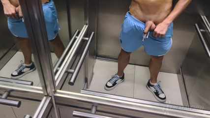 Extremalchiki: Cewek sange ini lagi asik ngentot di dalam lift sambil...