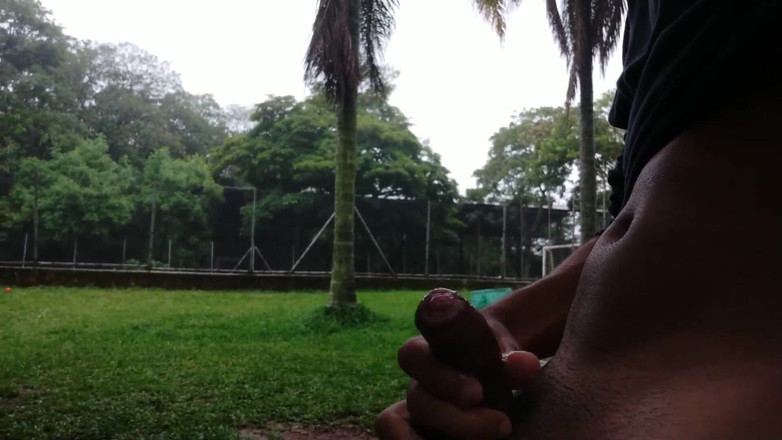 Lekexib: Ngocok kontol di taman - 2