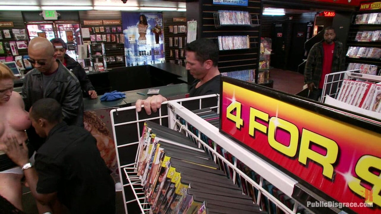 Public Disgrace by Kink: Nad jej głową agresywny seks publiczny