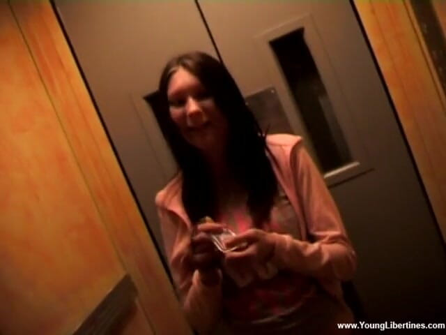 Young Libertines: Blowjob in a moving elevator