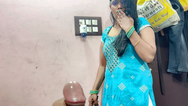 pinki_cute: 継母ピンキは彼女の継息子を裸で捕まえ、彼女はタイトなペニスを助け、口の中で射精しました。