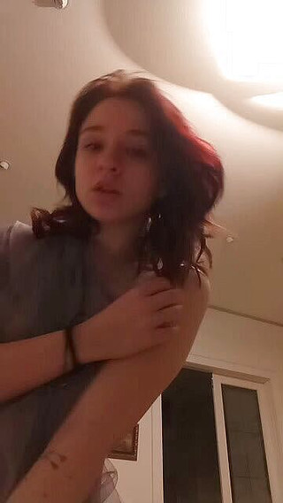 Taya Lite: Bebek gibi kız elbise içinde dans etti