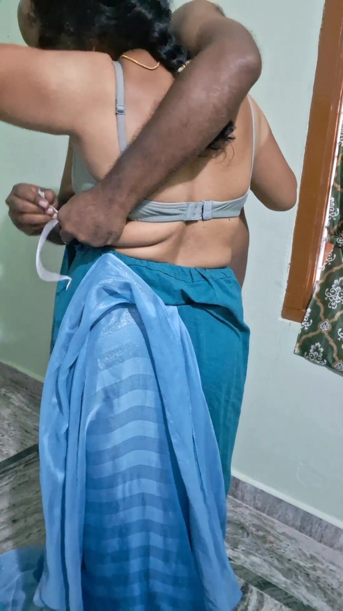 Sexy sindu: Un couple s’embrasse