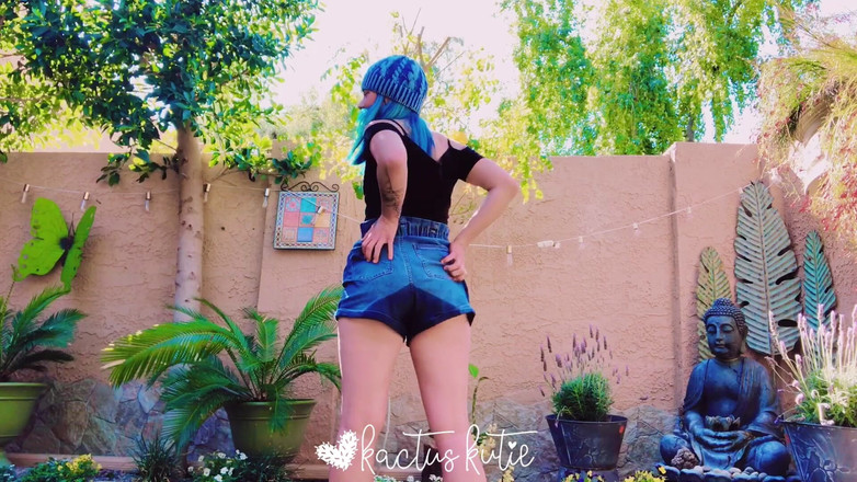 kactus kutie: 植物に水をやっている間におしっこをしたり絶頂したりする