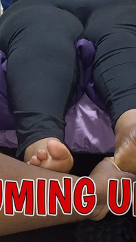 SSBBW 재키의 널라 스타일 풋잡으로 지배