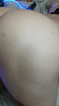 Gruesa camgirl es follada duro por una máquina de sexo en vivo